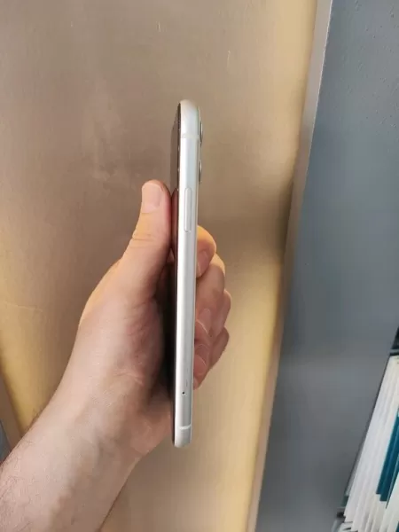 Apple iPhone 11 64 GB Görseli - 3