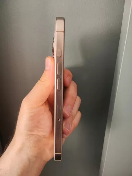Apple iPhone 16 Pro 128 GB Çöl Titanyum Görseli - 4