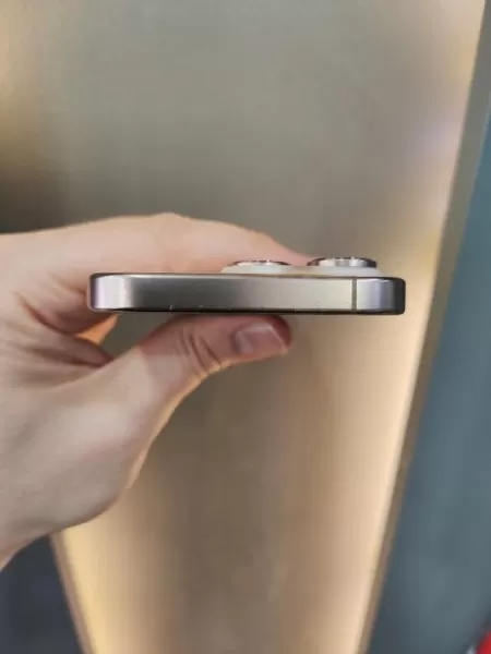 Apple iPhone 16 Pro 128 GB Çöl Titanyum Görseli - 6
