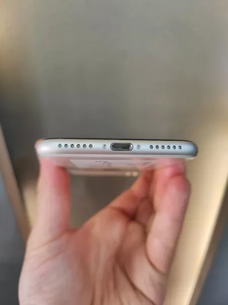 İkinci El iPhone SE 3. Nesil 64 GB - Pil %96 Temiz Görseli - 5
