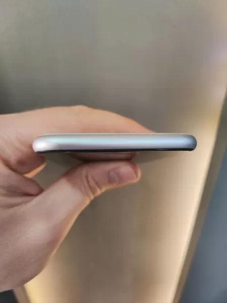 İkinci El iPhone SE 3. Nesil 64 GB - Pil %96 Temiz Görseli - 6